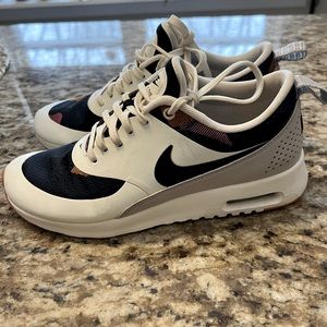 WORN ONCE- Women’s Nike Air Max Thea